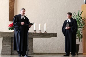 Dekan Klaus Käpplinger entpflichtet Pfarrer Christian Löw vom Dienst in der Stephanusgemeinde