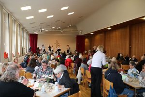 Stephanus-Markt 2016: Kaffee & Kuchen im Gemeindesaal mit Bühnenprogramm
