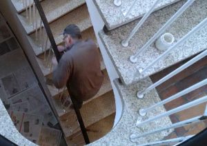 Bauausschuss und Konfirmandeneltern bringen frische Farbe ins Treppenhaus